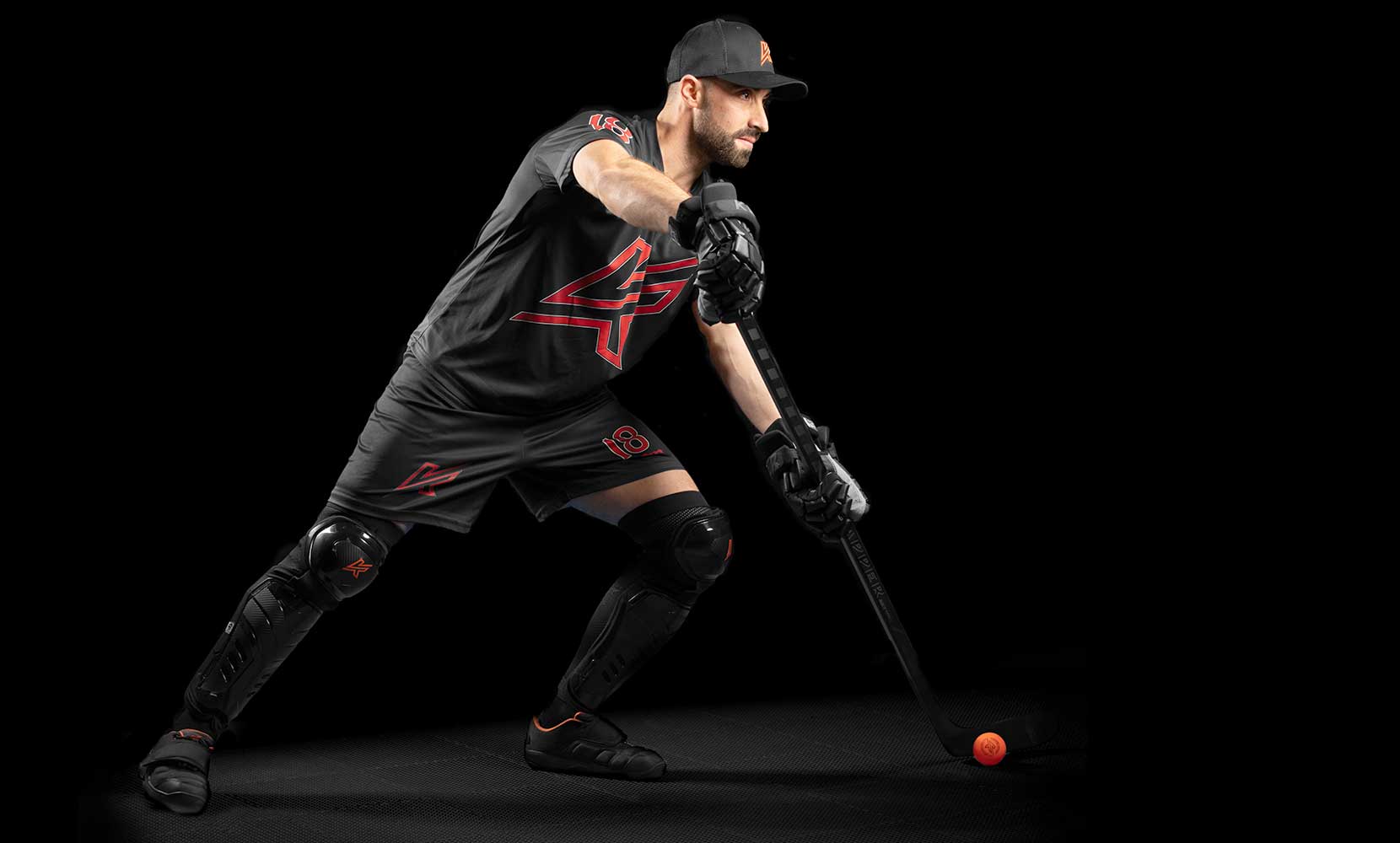 Homme qui joue au dek hockey portant des vêtements et équipements Knapper